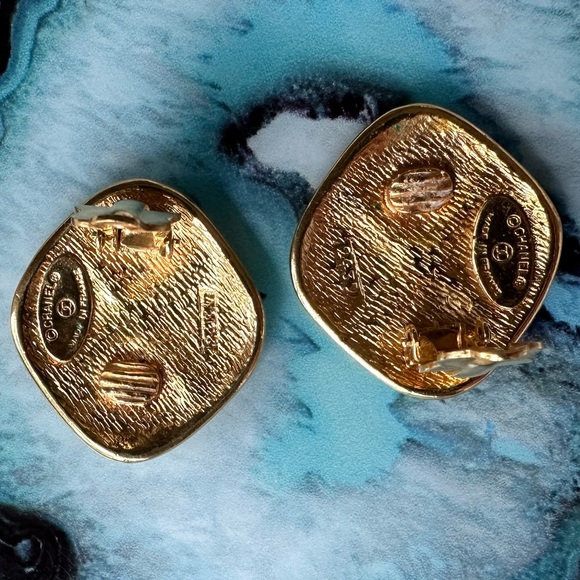Vintage Chanel Matelassé / Quilted Gold Plated Clip On Earrings - Picture 11 of 16
